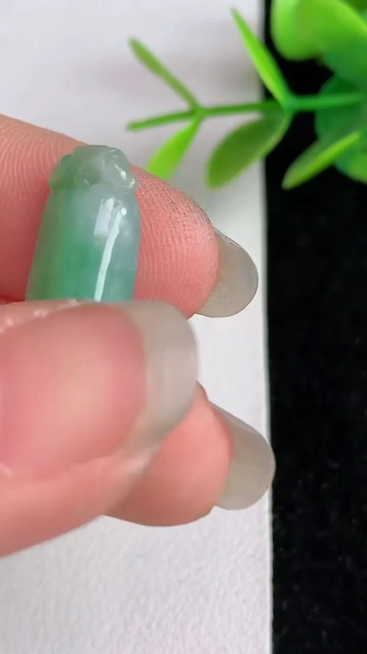 天然A货翡翠福瓜吊坠，尺寸29-9.5-6，重:2.77g
6月2日