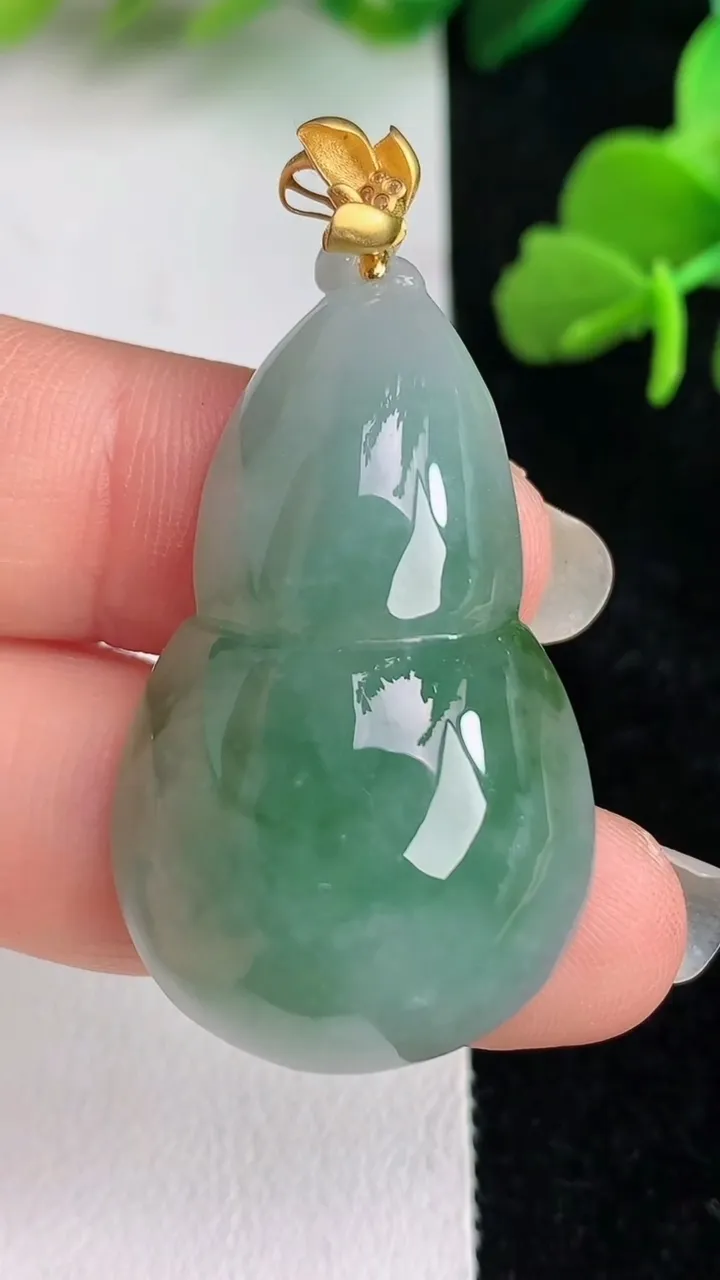 天然A货翡翠k金飘花葫芦吊坠，尺寸38.8-22.7-9，重量:11.70g
6月2日