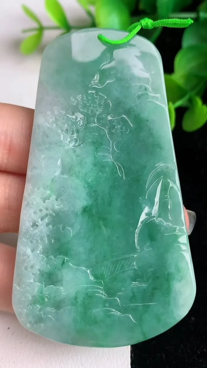 天然A货翡翠飘花山水牌吊坠，尺寸73.5-42.4-7，重量:42.90g
6月2日
