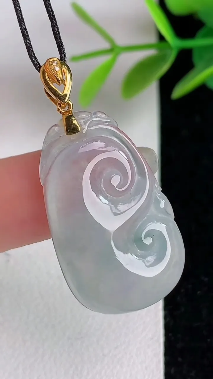 天然A货翡翠种飘花如意吊坠，尺寸28.6-17.1-5.9，重:4.06g
6月2日