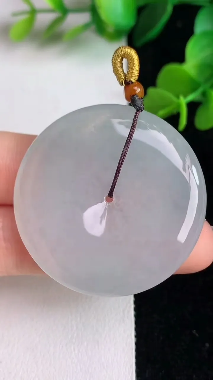 天然A货翡翠白冰飘花平安扣吊坠，尺寸39.4-5.6，重量:19.34g
6月2日