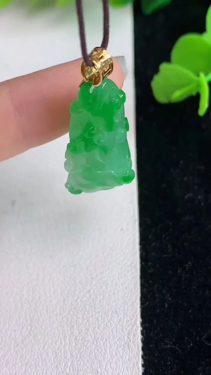 天然A货翡翠白菜吊坠，尺寸27.3-15.5-10.3，重量:6.37g
6月2日