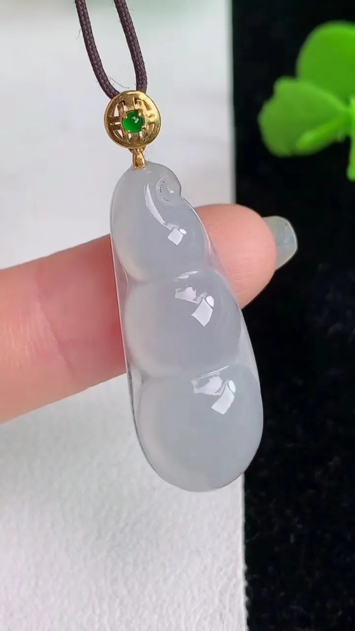 天然A货翡翠白冰福豆吊坠，尺寸30.4-12-5.3，重量:3.68g
6月2日