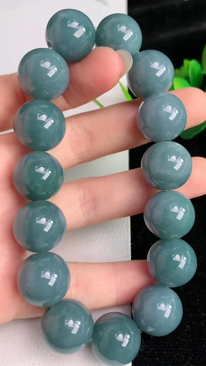 天然A货翡翠圆珠手串，尺寸14.8，重:84.62g6月2日
工厂直销收藏佳品,种好水足，色泽均匀，有种有色，上手高大气！