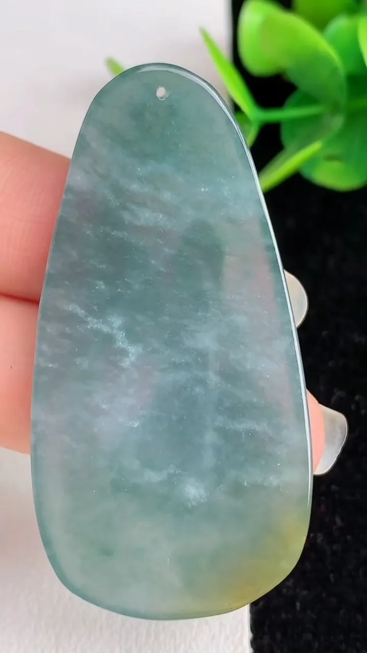 天然A货翡翠蓝水大势至菩萨吊坠，尺寸52-26.5-4.7，重:12.52g
6月2日