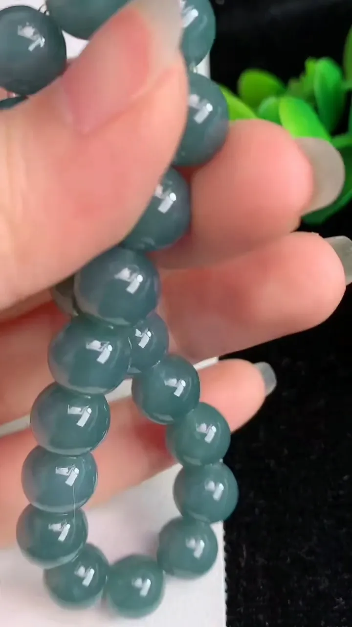 天然A货翡翠圆珠手串，尺寸10，重:33.02g6月2日
工厂直销收藏佳品,种好水足，色泽均匀，有种有色，上手高大气！