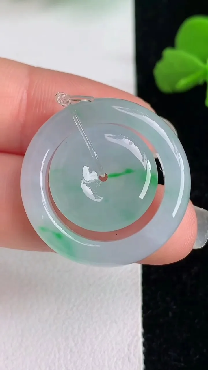 天然A货翡翠母子平安扣吊坠，尺寸26-5.5，重量:7.66g
6月2日