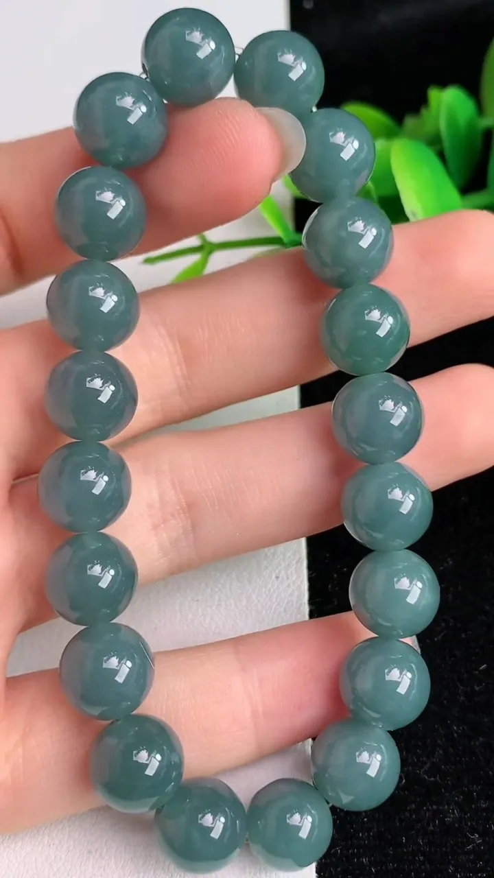 天然A货翡翠圆珠手串，尺寸10，重:33.02g6月2日
工厂直销收藏佳品,种好水足，色泽均匀，有种