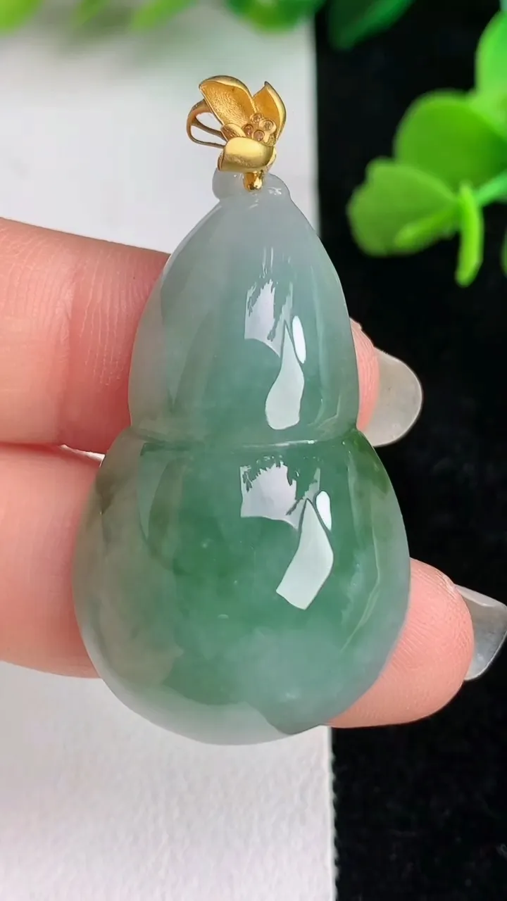 天然A货翡翠k金飘花葫芦吊坠，尺寸38.8-22.7-9，重量:11.70g
6月2日