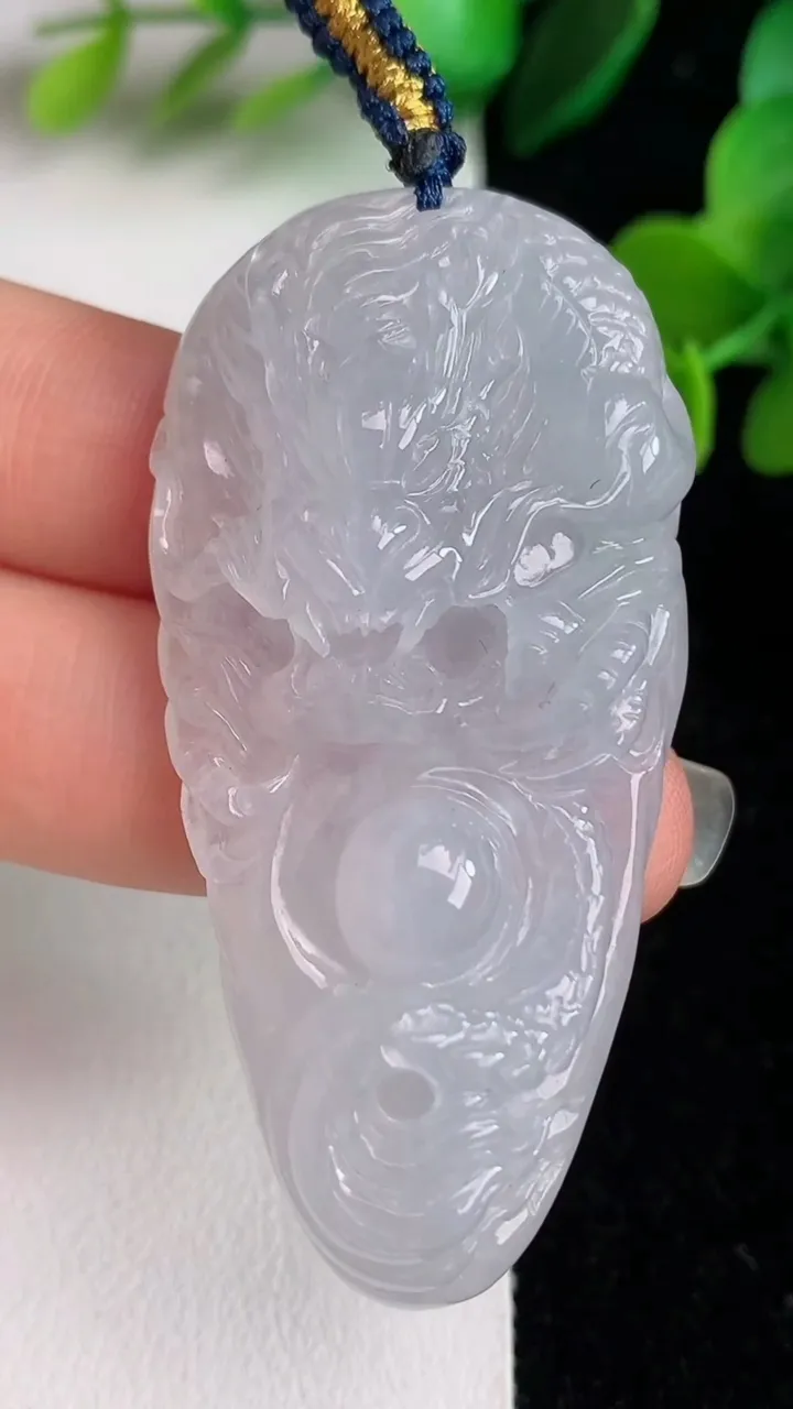 天然A货翡翠白冰龙牌吊坠，尺寸55-27.5-11.7，重量:25.88g
6月2日