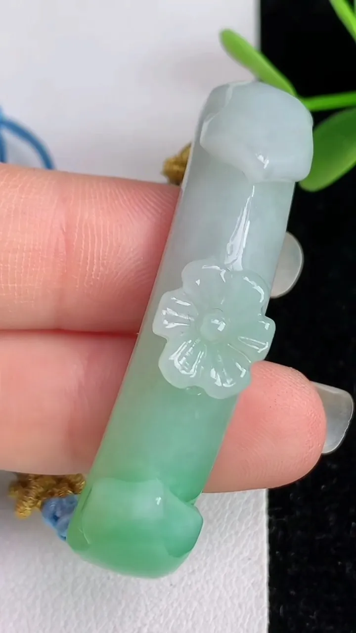 天然A货翡翠花朵手绳，尺寸48.3-10.4-9.6，重量:12.36g
6月2日