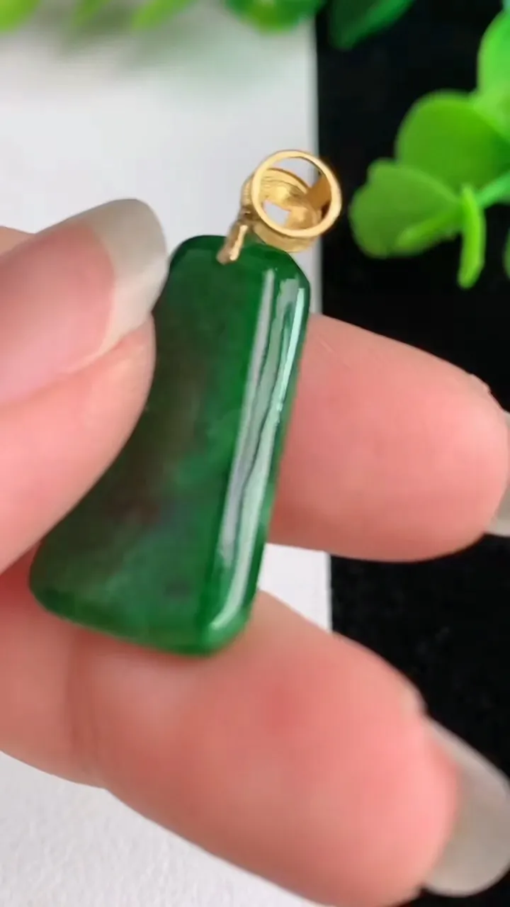天然A货翡翠无事牌吊坠，尺寸24-13.5-3.2，重量:2.93g
6月2日