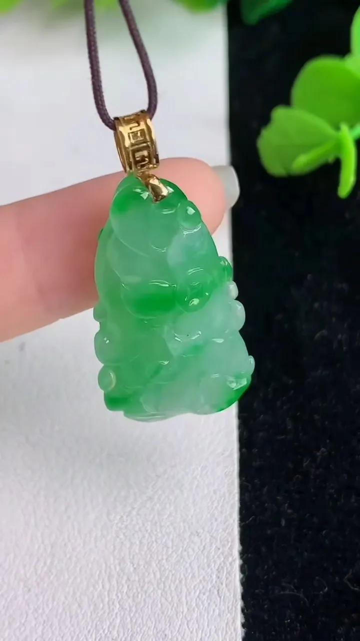 天然A货翡翠白菜吊坠，尺寸27.3-15.5-10.3，重量:6.37g
6月2日