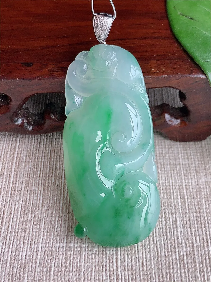 天然A货翡翠18K金扣头飘绿如意吊坠尺寸47.6×21.5×6.5m量14.07g 0601