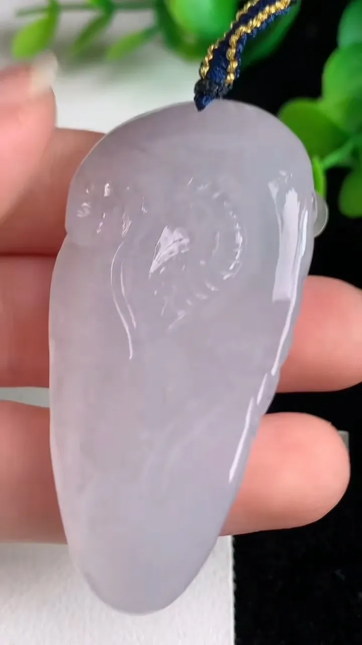 天然A货翡翠白冰龙牌吊坠，尺寸55-27.5-11.7，重量:25.88g
6月2日