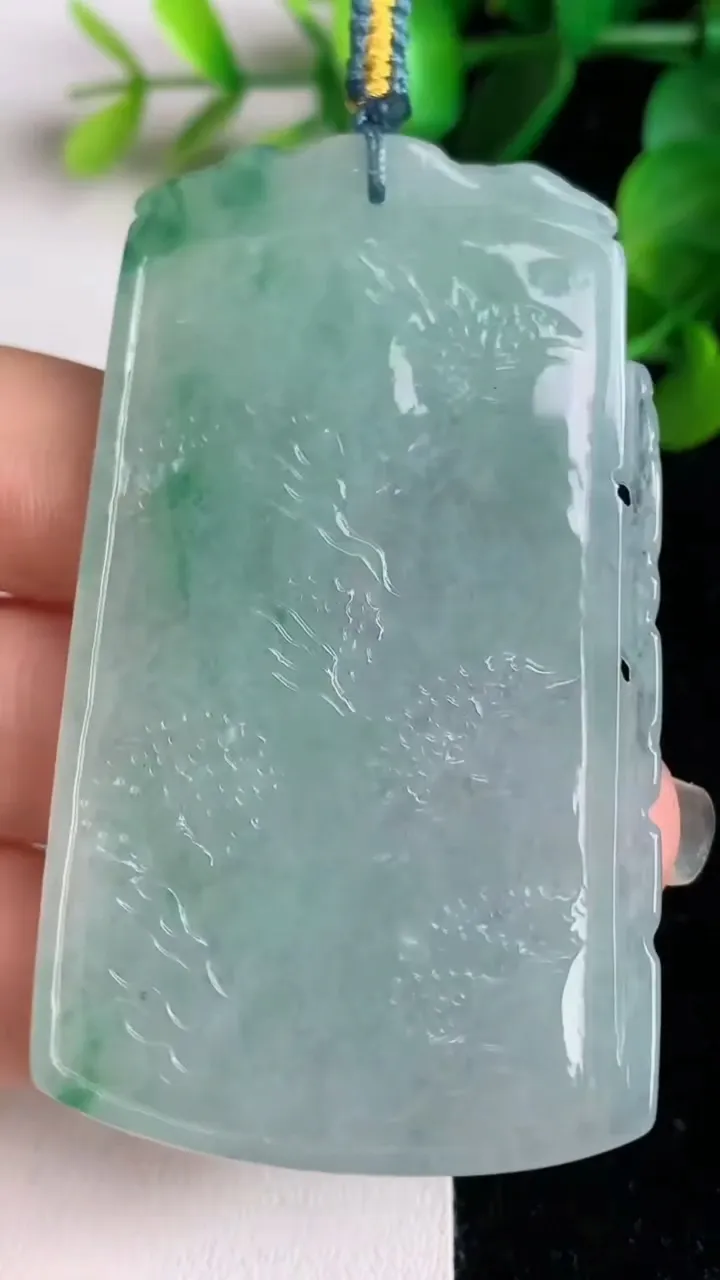天然A货翡翠飘花山水牌吊坠，尺寸63.7-37-4.7，重量:27.77g
6月2日