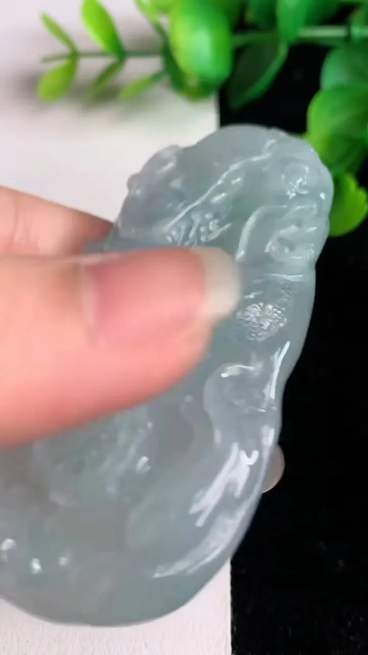 天然A货翡翠龙牌吊坠，尺寸75.7-43-10，重量:62.77g
6月2日