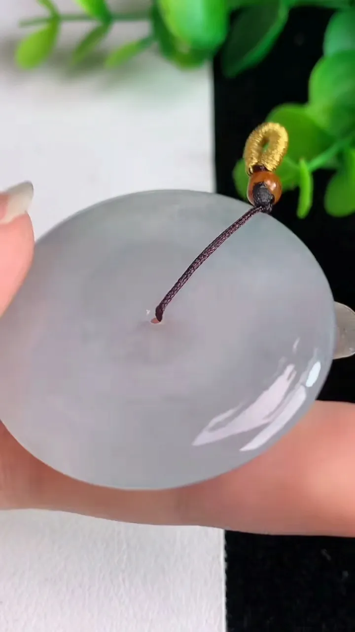 天然A货翡翠白冰飘花平安扣吊坠，尺寸39.4-5.6，重量:19.34g
6月2日