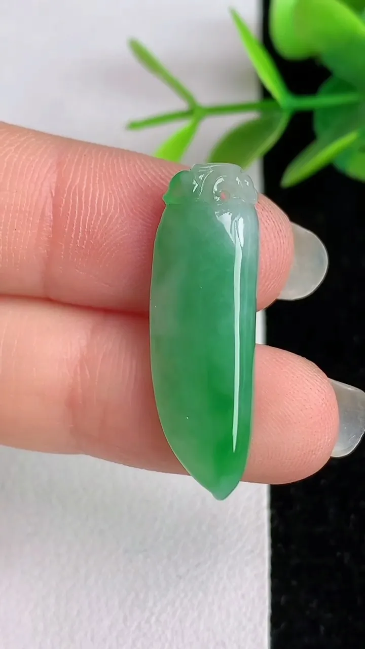 天然A货翡翠福瓜吊坠，尺寸29-9.5-6，重:2.77g
6月2日
