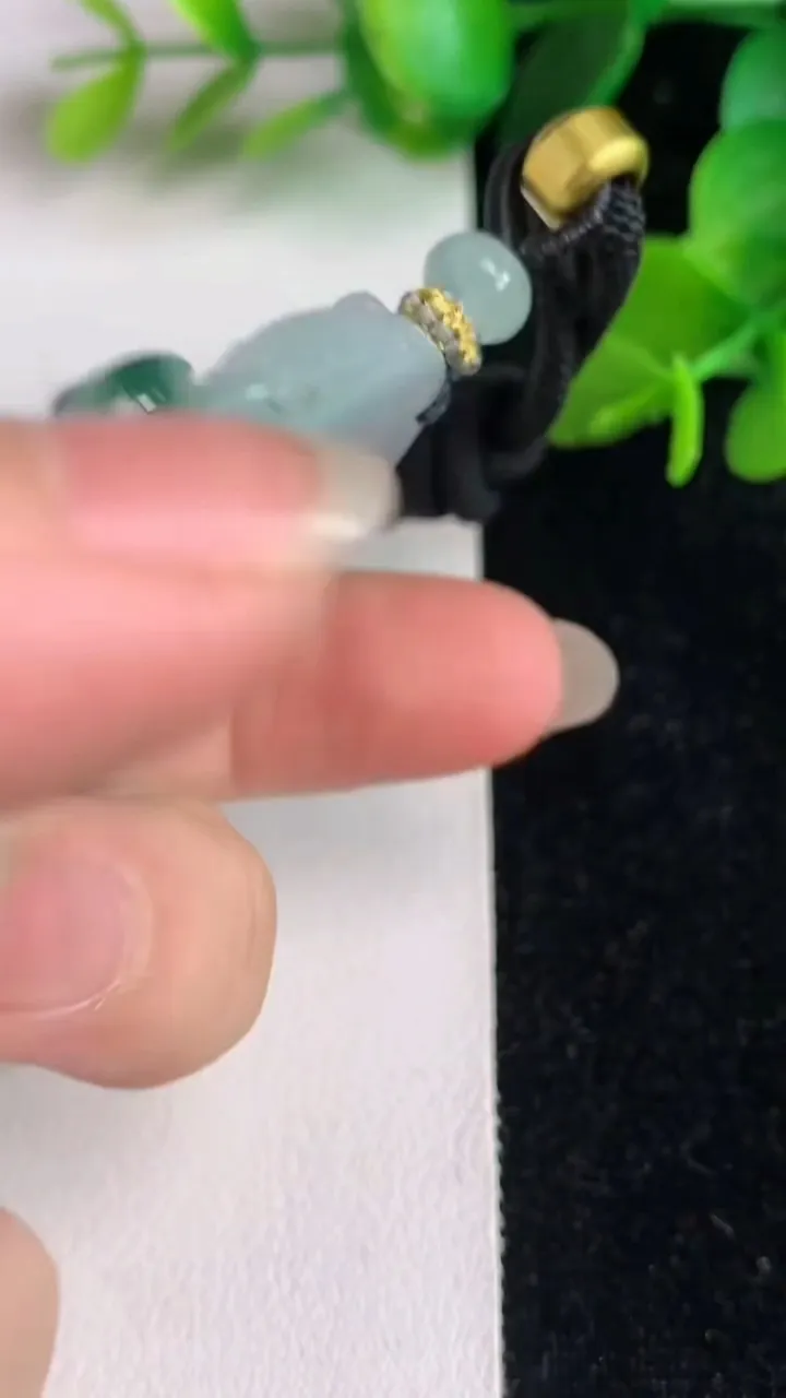 天然A货翡翠飘花御龙观音菩萨党，尺寸58.3-39.8-7.5，重量:43.12g
6月2日