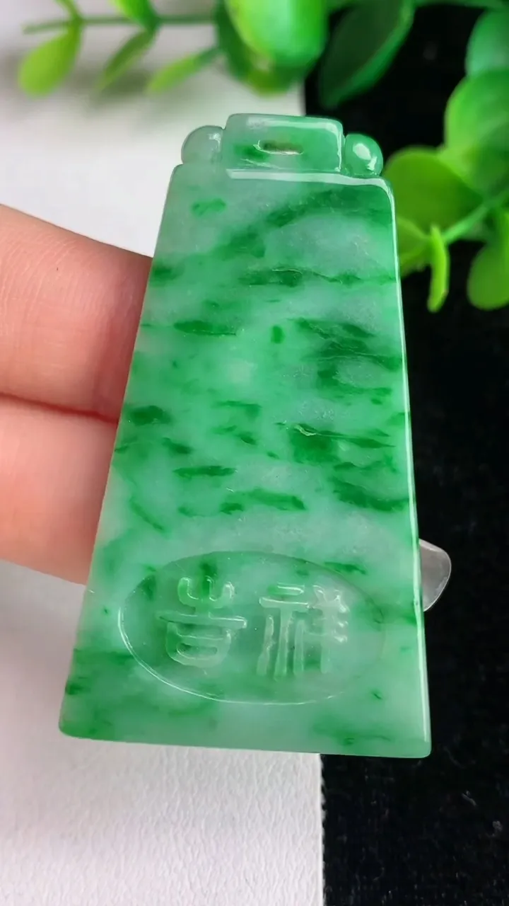 天然A货翡翠仿古无事牌吊坠，尺寸53-31-4，重量:16.43g
6月2日