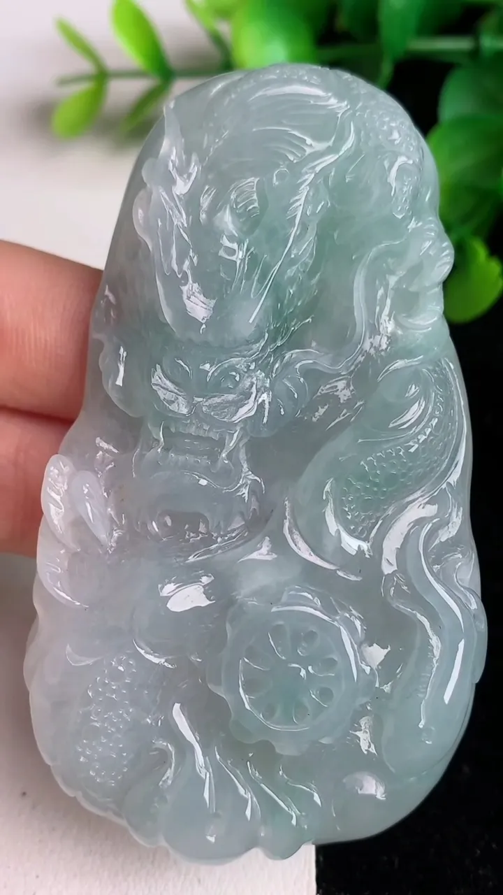 天然A货翡翠龙牌吊坠，尺寸75.7-43-10，重量:62.77g
6月2日