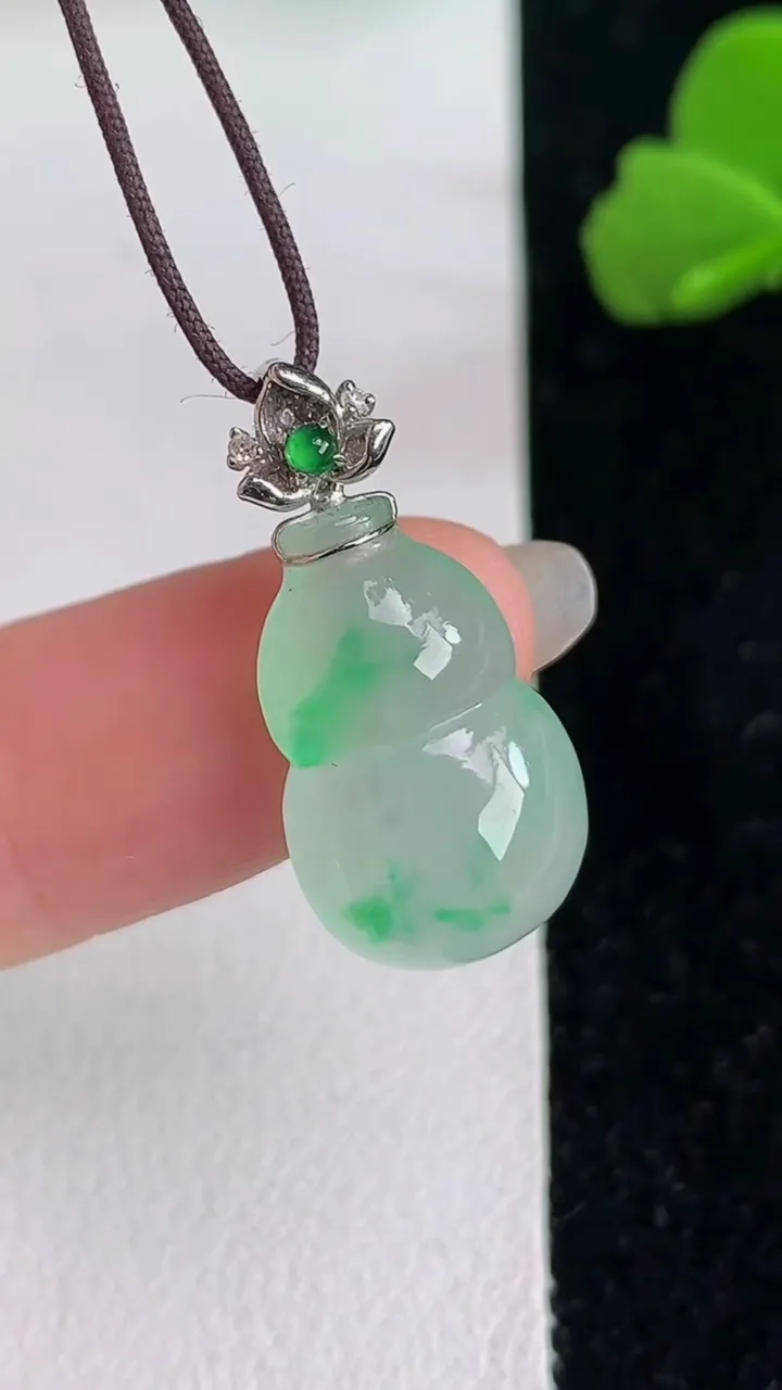 天然A货翡翠葫芦吊坠，尺寸17.7-11.4-5，重量:2.17g
6月2日