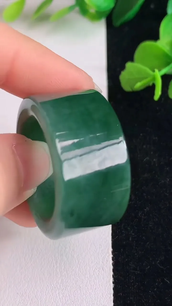 天然A货翡翠扳指指环，尺寸22-16.2-5，重量:22.51g2025年6月2日
工厂直销收藏佳品,种好水足，色泽均匀，有种有色，上手高大气！