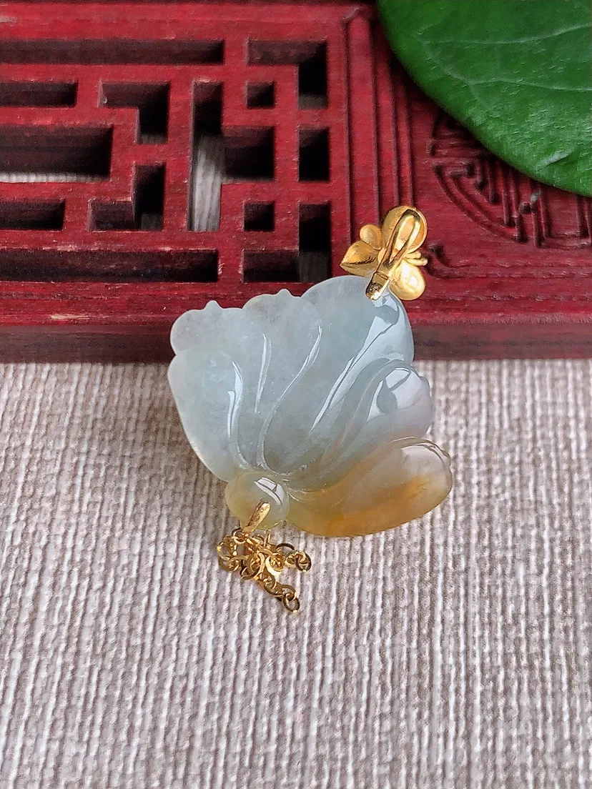 天然A货翡翠18K飘黄翡荷花和吊坠 尺寸27.3×19×23.4×10.2m量4.87g 0601