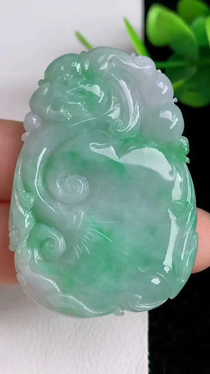 天然A货翡翠如意吊坠，尺寸47-32-7，重:22.85g
6月2日