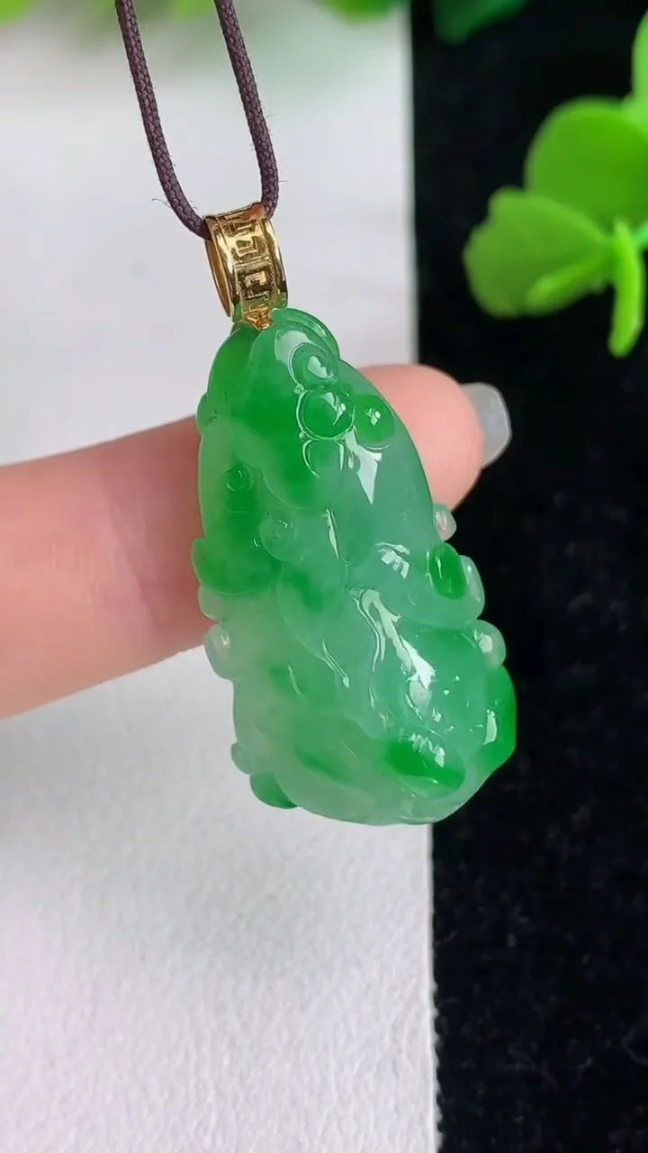 天然A货翡翠白菜吊坠，尺寸27.3-15.5-10.3，重量:6.37g
6月2日