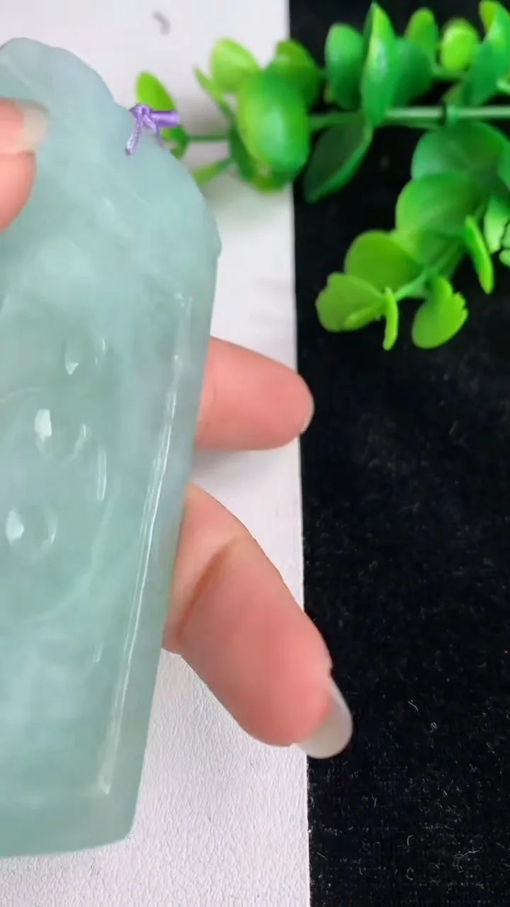 天然A货翡翠普贤菩萨吊坠，尺寸81.3-51.7-5.7，重量:51.46g
6月2日