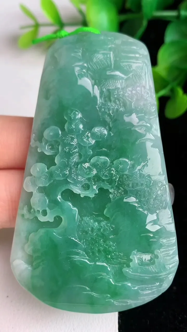 天然A货翡翠飘花山水牌吊坠，尺寸73.5-42.4-7，重量:42.90g
6月2日