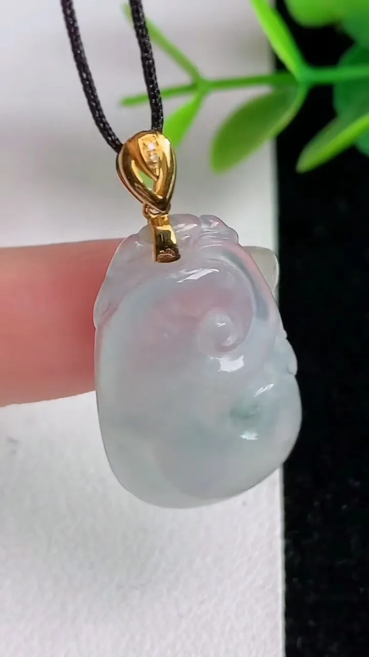 天然A货翡翠种飘花如意吊坠，尺寸28.6-17.1-5.9，重:4.06g
6月2日
