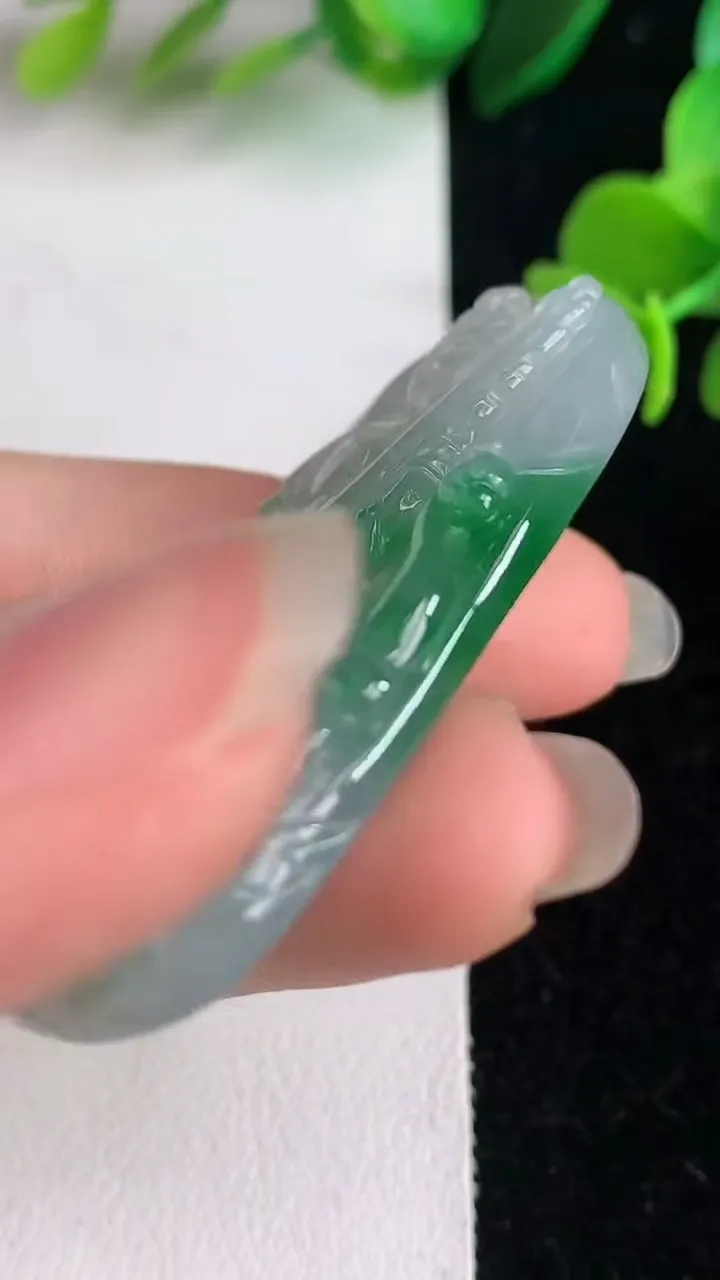 天然A货翡翠文殊菩萨吊坠，尺寸50.5-25.5-5.6，重量:17.24g
6月2日