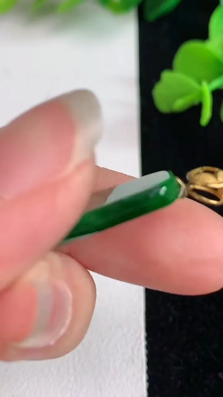 天然A货翡翠无事牌吊坠，尺寸24-13.5-3.2，重量:2.93g
6月2日