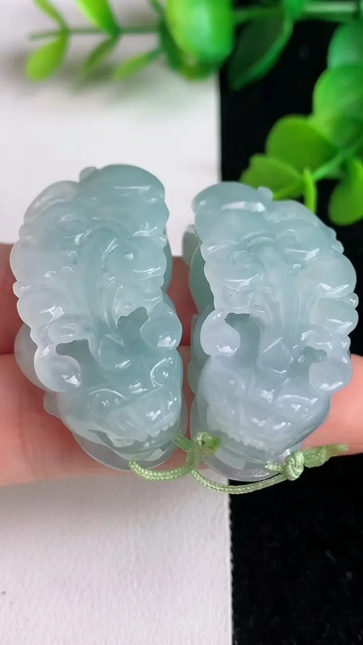 天然A货翡翠飘花貔貅吊坠一对，尺寸39.2-19.8-12，重量:40.56g
6月2日