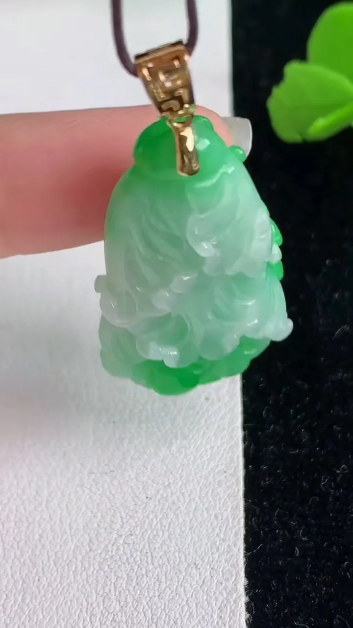 天然A货翡翠白菜吊坠，尺寸33-18.8-9.6，重量:9.30g
6月2日