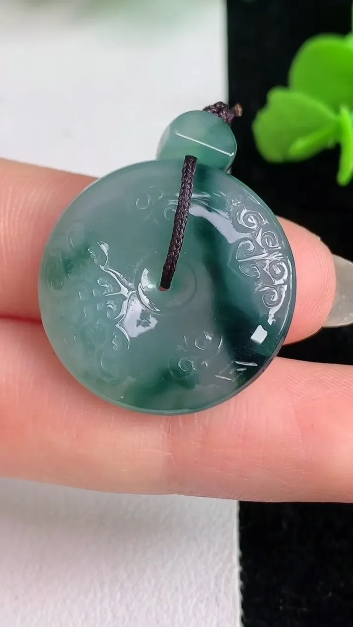 天然A货翡翠飘花雕花平安扣吊坠，尺寸24-5.6，重量:7.32g
6月2日
