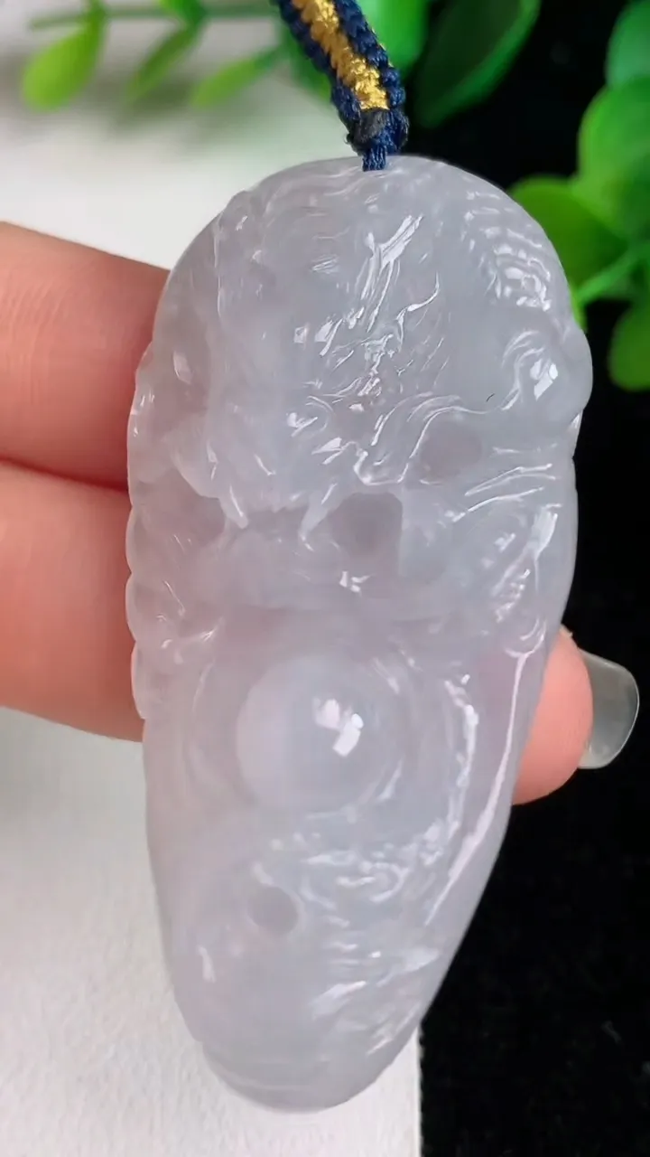 天然A货翡翠白冰龙牌吊坠，尺寸55-27.5-11.7，重量:25.88g
6月2日