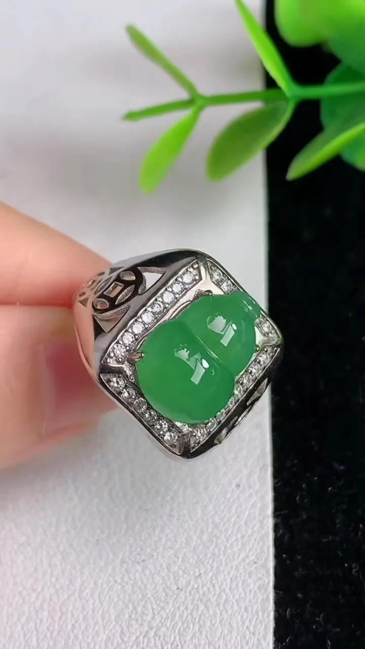 天然A货翡翠葫芦戒指，尺寸14.2-10，重:5.98g2025年6月2日
工厂直销收藏佳品,种好水足，色泽均匀，有种有色，上手高大气！