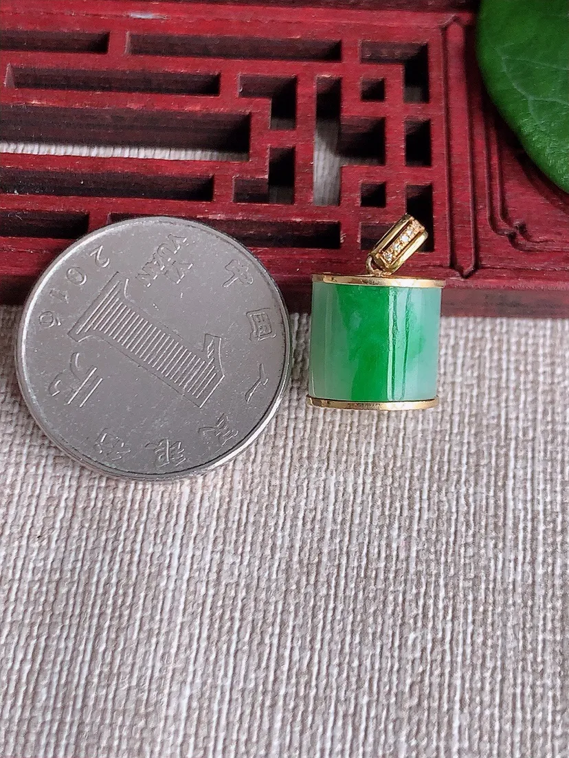 天然A货翡翠18K飘绿路路通吊坠 尺寸11.3×11.2m量4.25g 0601