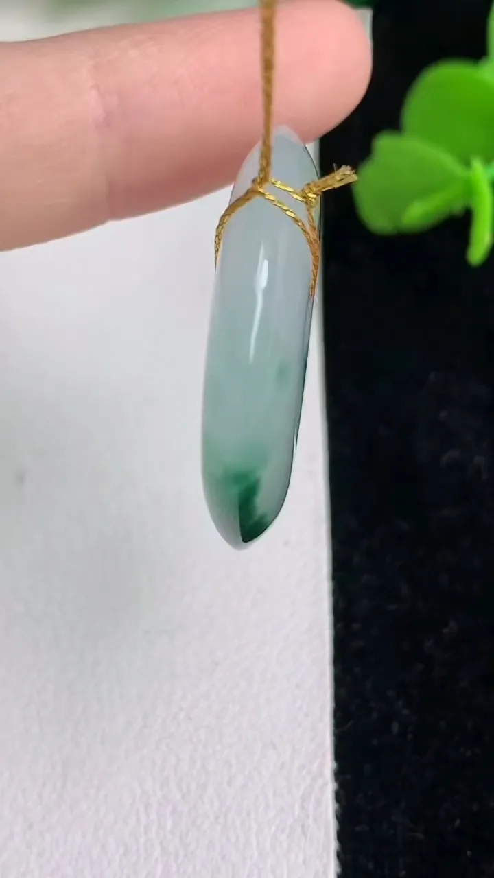 天然A货翡翠飘花平安扣吊坠，尺寸28.3-5.7，重量:9.58g
6月2日