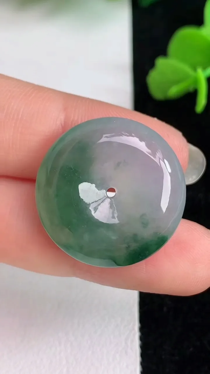 天然A货翡翠飘花平安扣吊坠，尺寸23.3-6，重量:6.49g
6月2日