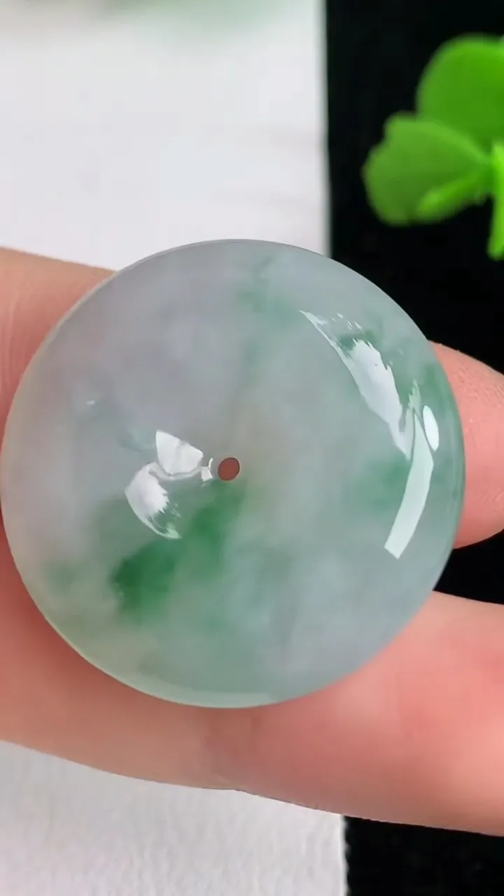 天然A货翡翠飘花平安扣吊坠，尺寸26.8-7，重量:10.17g
6月2日