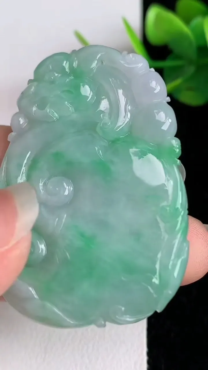 天然A货翡翠如意吊坠，尺寸47-32-7，重:22.85g
6月2日