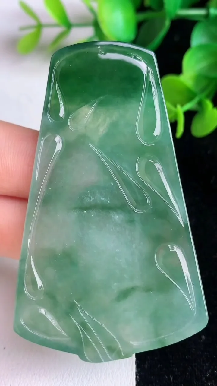天然A货翡翠大日如来吊坠，尺寸68-42-5.7，重量:31.14g
6月2日