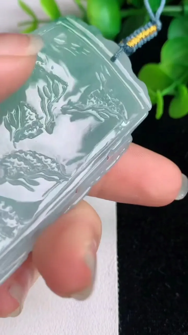 天然A货翡翠飘花山水牌吊坠，尺寸63.7-37-4.7，重量:27.77g
6月2日