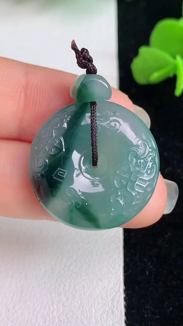 天然A货翡翠飘花雕花平安扣吊坠，尺寸24-5.6，重量:7.32g
6月2日