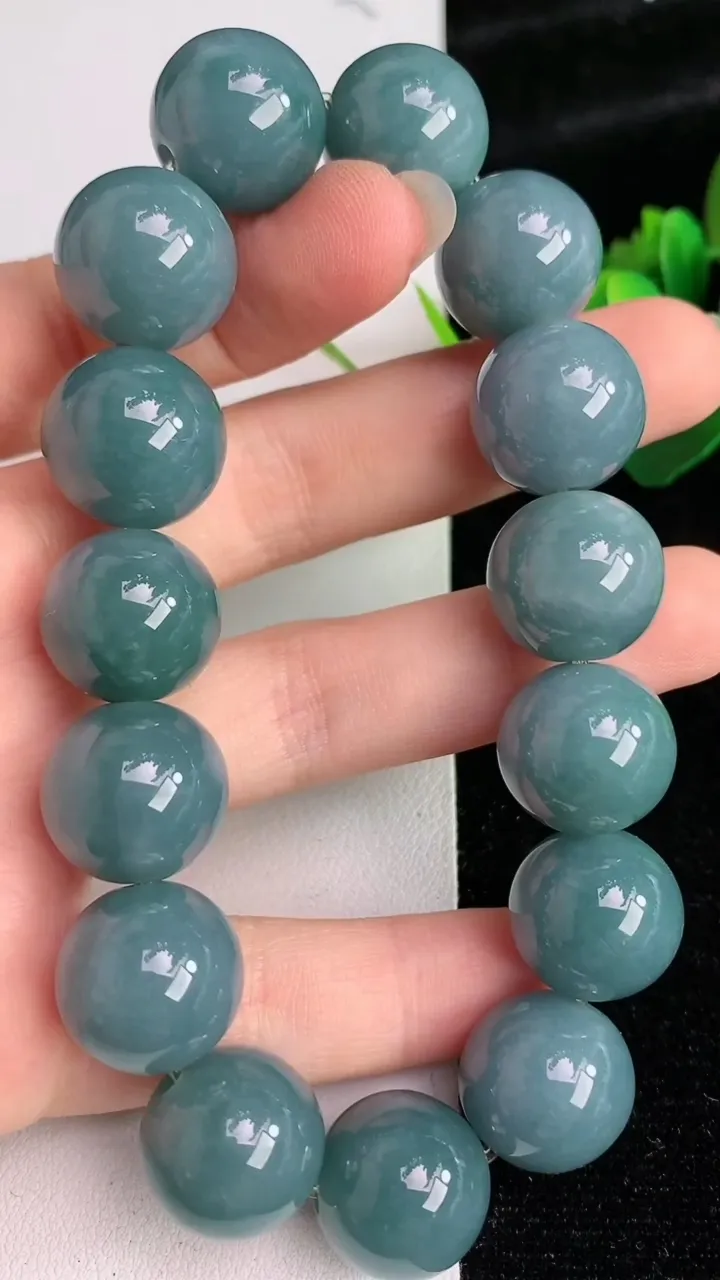 天然A货翡翠圆珠手串，尺寸14.8，重:84.62g6月2日
工厂直销收藏佳品,种好水足，色泽均匀，